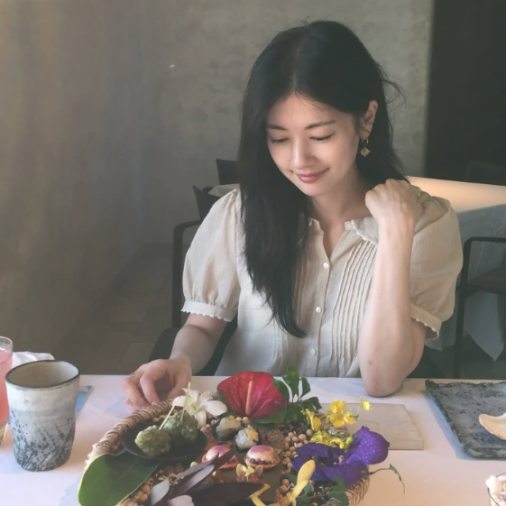 “롱샴가방보다 더 궁금해” 정소민 데일리룩 속 청순 블라우스 정체
