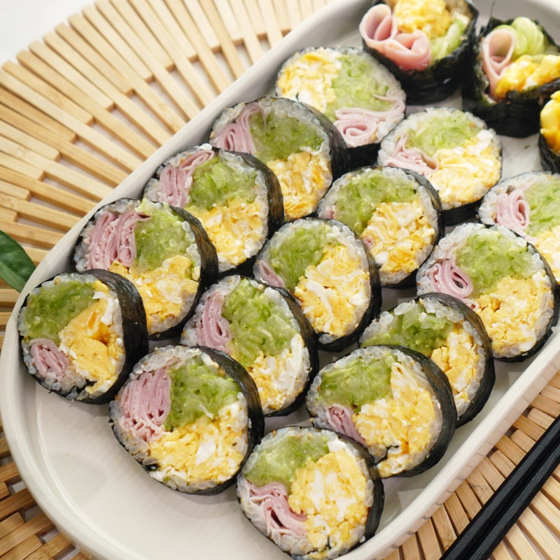 재료 3개만 넣었는데 파는 것보다 맛있어요! 계란 오이 김밥 레시피