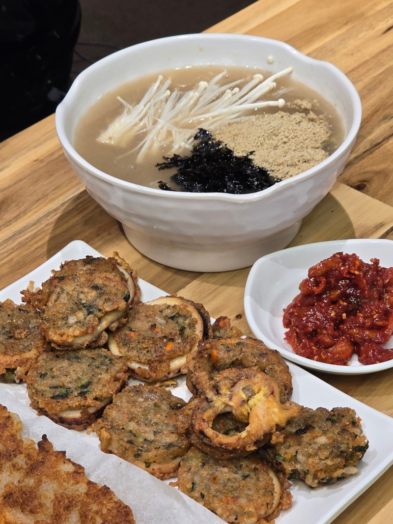 속초 중앙시장 맛집 '감자골 감자옹심이' 아침식사 가능한 현지인 추천 오징어순대