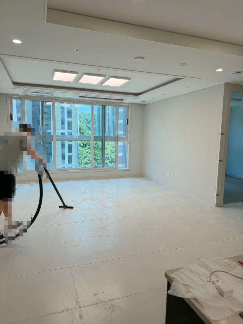거실 포세린타일 얼룩제거｜공사분진부터 백시멘트·케라폭시 잔여물까지