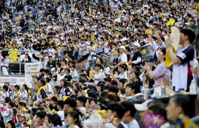 “505경기 만에 900만 돌파” KBO, 역대 최소 경기 신기록…3년 연속 1000만도 초읽기