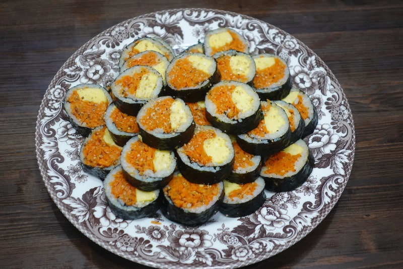 [초간단 한 그릇 고민 해결] 당근라페김밥, 고추장물김밥 만들기, 두툼한 계란지단과 수분 컨....