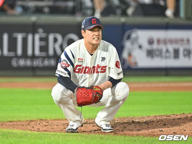 “급작스러운 <b>담 증세</b>” 오늘 선발 등판 예정이였던 <b>나균안</b>, 신예 ....
