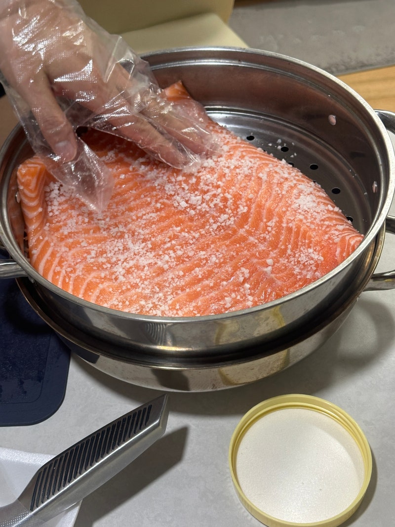 감칠맛 높이는 연어 다시마 숙성 레시피