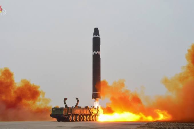 [속보] <b>북한 탄도미사일 발사</b>, 원산서 700km 이상 비행…6일 만에 또 ....