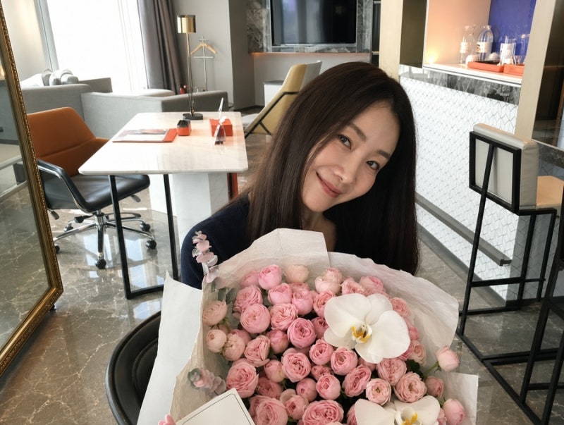 51세 최지우 “9살 연하남과 무슨일…?” 대형 꽃다발과 올라온 사진 한 장