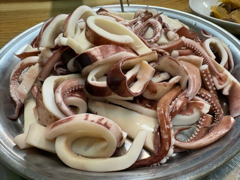 싱싱할 때만 먹을 수 있는 생물 오징어 통찜 레시피! 고소함 끝판왕