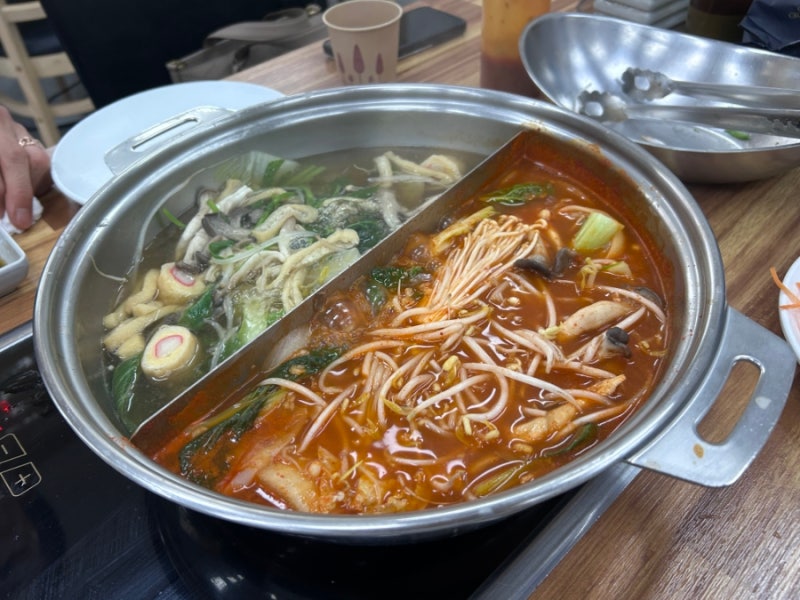 [강릉 맛집] 등촌샤브칼국수 포남점~ 매운사골·맑은육수 반반으로 즐기고 왔어요 ~