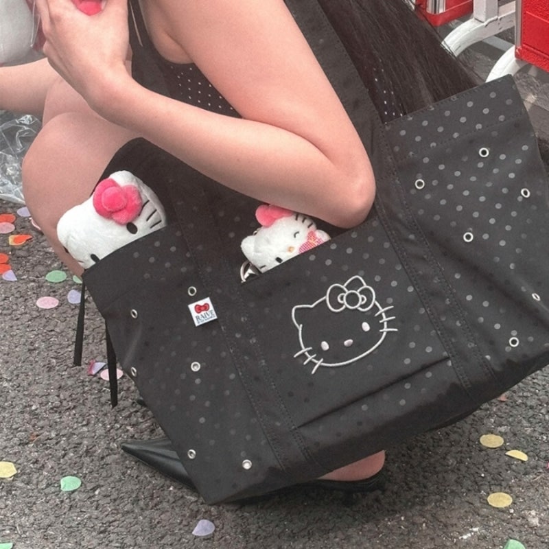 현재 무신사서 레이브x헬로키티 가방 반값세일 중이에요-!! (노트북O)