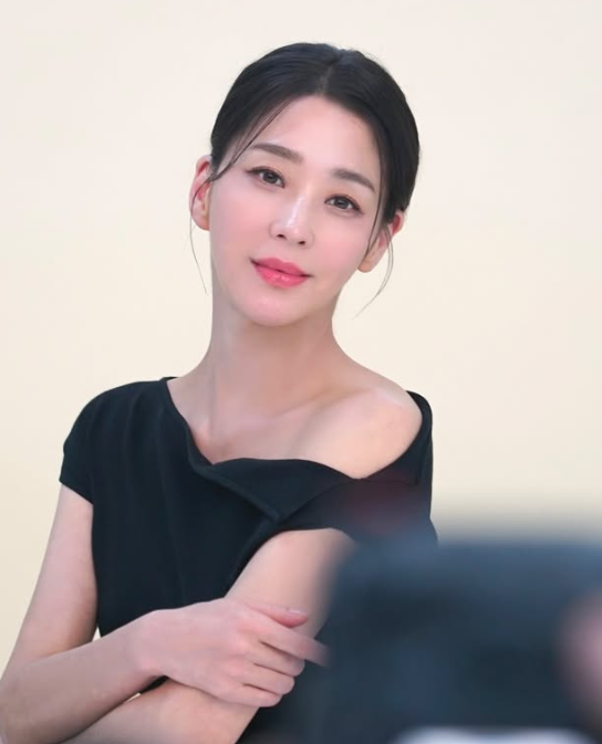 한고은, 아이돌과 떠들썩한 스캔들 후 결국 평범한 회사원과 만난지 3개월 만에 결혼.