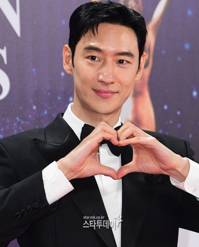 Lee Je-hoon Caught in the Crossfire: Variables in Every Project, from Lee Na-eun to Jo Jin-woong and Ha Young Controversies