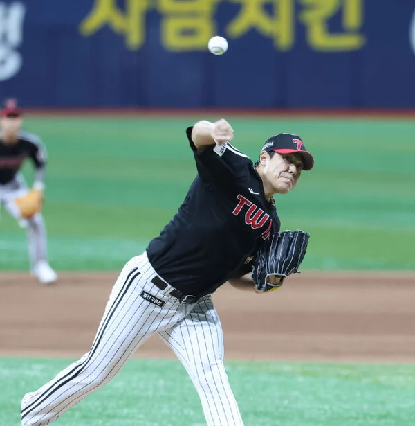 "홈런 맞고도 지켰다" LG 김진성, 178홀드 신기록을 고척 7회에서 세웠다