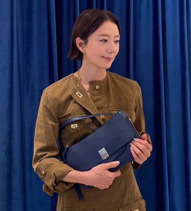 환갑 앞둔 김희애의 신상 페라가모 가방