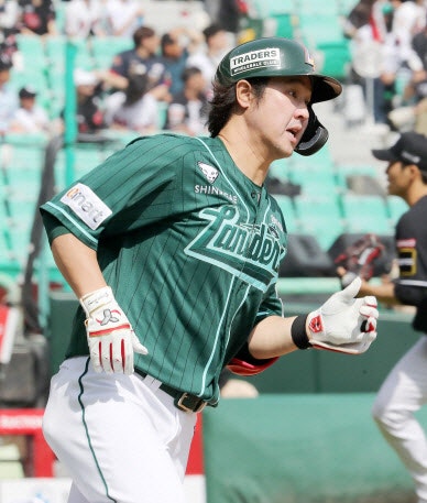 KBO 최초 11년 연속 20홈런 최정, 시즌 중 수술을 택한 이유