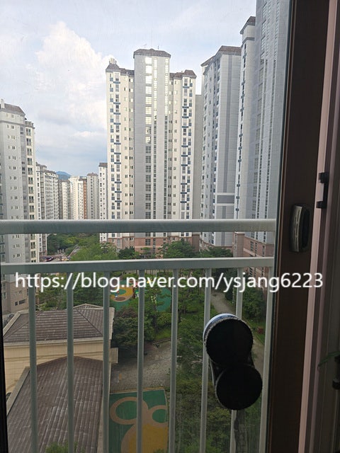 유리창 청소 / 로봇 유리창 청소기/ 가성비 로봇 유리창 닦기 로 묵은 먼지 털어냈어요.