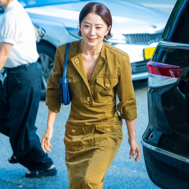 “60세에도 이렇게 세련될 수 있구나” 단발머리로 변신한 김희애패션, 페라가모 카라백 가....