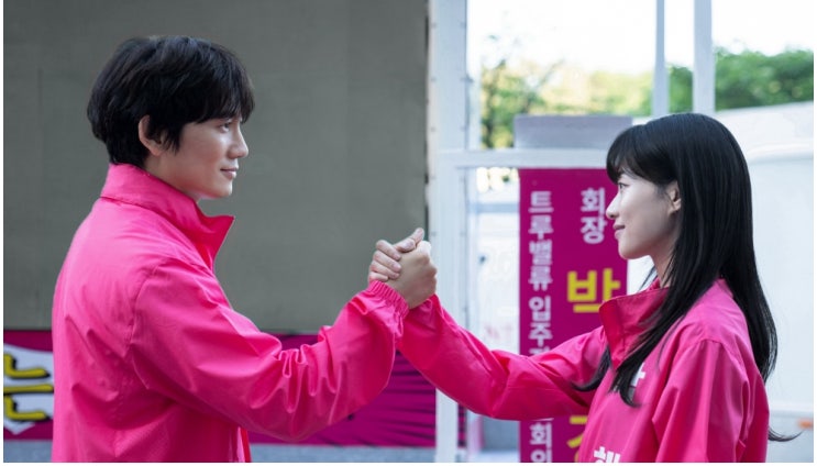 <<b>아파트</b>> <b>지성</b>·하윤경, 꽃분홍 유세복 다시 입었다…178억 향한 마지....