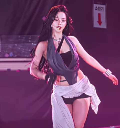 "미모·몸매·퍼포먼스 ALL 올킬" 에스파 카리나, 압도적 무대 포스에 실시간 이슈 폭발… 압도....