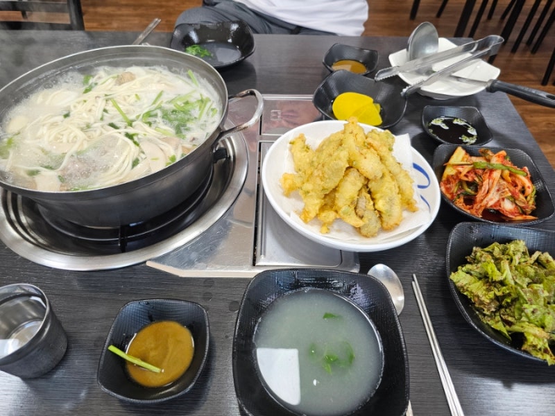 [산본 맛집] 국물이 끝내주는 '부산복해물칼국수' | 시원한 복지리 칼국수와 바삭한 복튀김 ....