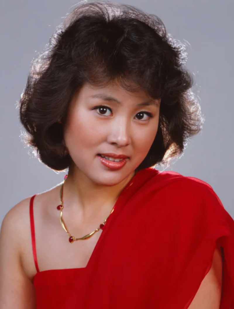 "식장에서 남편의 이혼을 알게됐다.." 웨딩드레스 입고 파혼, 40년째 결혼 못했다는 톱 여배우