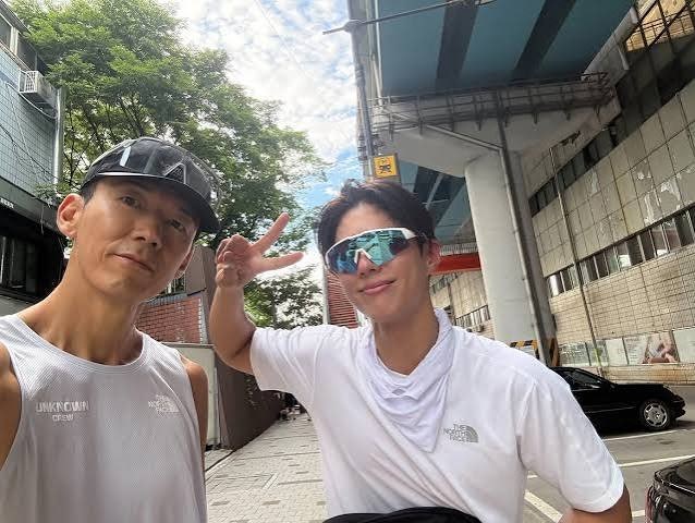 션이 새벽 5시에 공개한 사진 한 장…박보검이 "붓기 빠졌다"며 8시 촬영장으로 뛰어간 이유