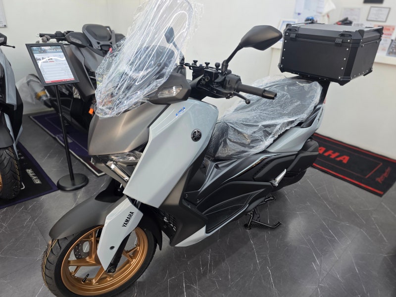️ YAMAHA XMAX300 세라믹 그레이 출고! 실용성과 고급스러움을 모두 잡은세팅
