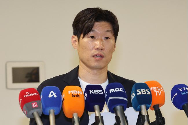 박지성마저 입 열었다…2002 월드컵까지 소환된 <b>축구</b>협회 ‘심판 성....