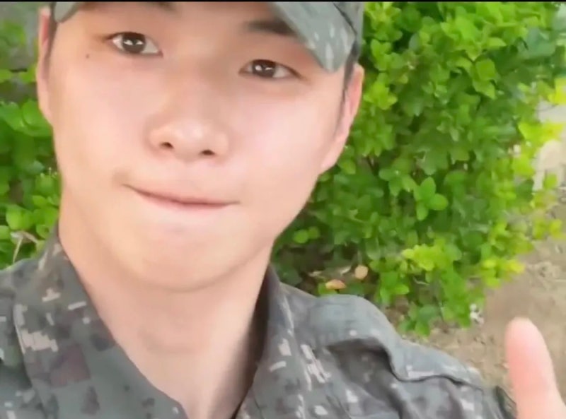 강다니엘근황, 군대에서도 '센터 비주얼'…늠름한 군복 자태 공개