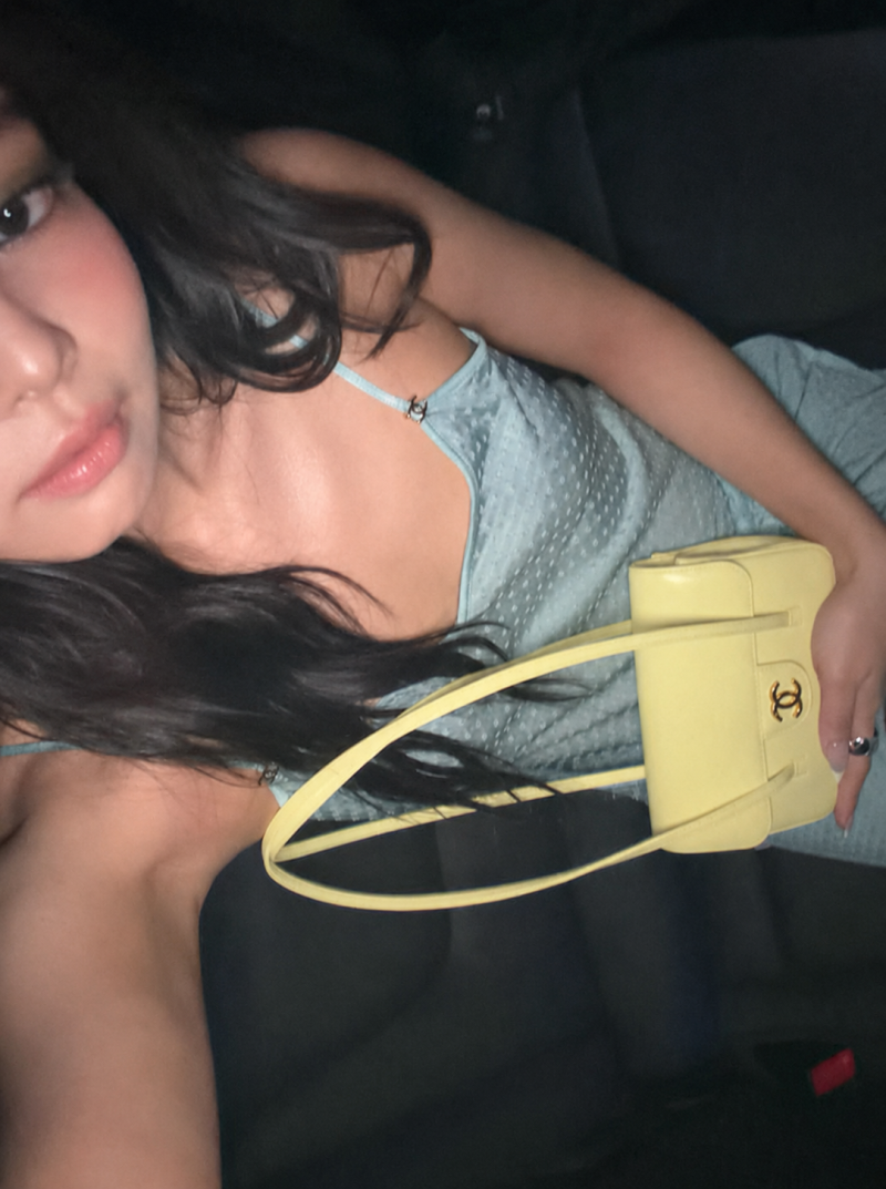 "거장, 칼 라거펠트가 마지막으로 고른 샤넬 앰버서더" 그녀 원피스 옆에 놓인 노란 샤넬백의....