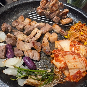 [ 수원역 ] 단골이 믿고 찾는 18년 전통 삼겹살 맛집 " 벌집삼겹살 "
