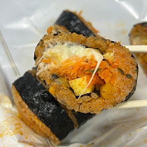 내돈내산 세븐일레븐 매운 김밥 그린) 미친만두콘치즈볶음밥김밥 리뷰