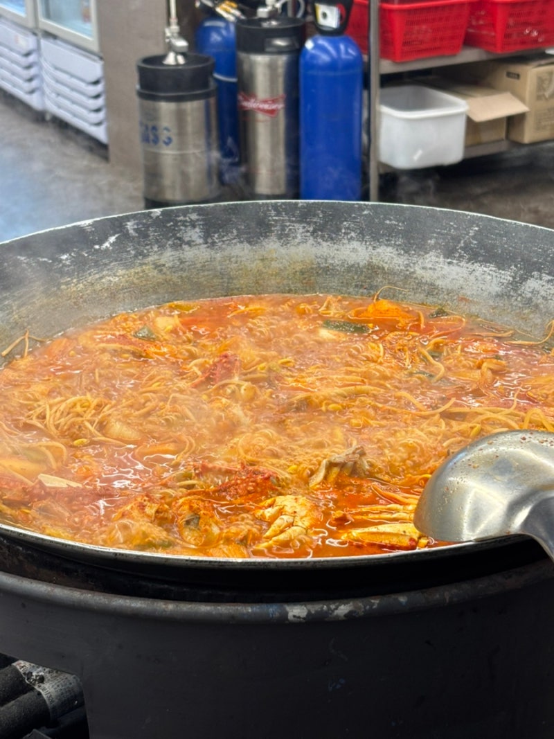 오이도 거북섬 맛집 ‘연평도 꽃게 품은 닭볶음탕 드럼통 솥뚜껑 오이도 거북섬점’ 내돈내....