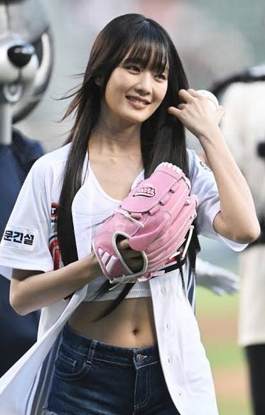민니 시구 사진 한 장이 실검 1위 찍은 진짜 이유