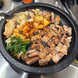 벌집삼겹살 - 수원역 로데오 오래된 칼집삼겹살 맛집,2층 단체석과 청모(청첩장 모임)하기 좋....