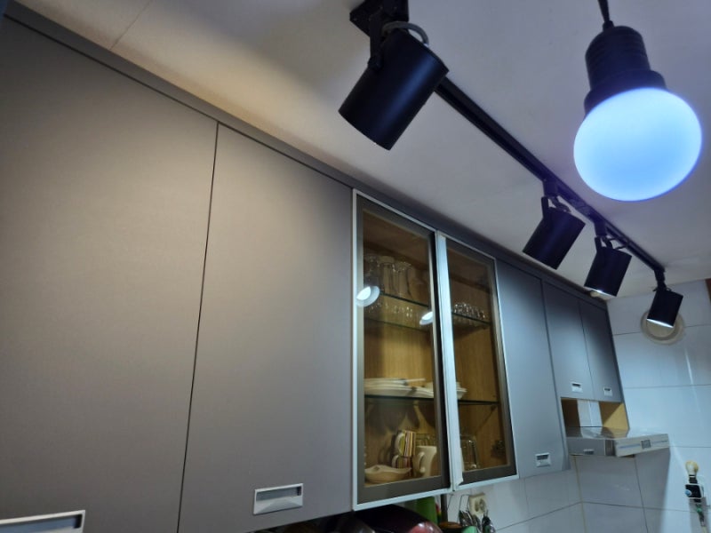 840원짜리 LED 전구로 주방 레일조명 바꿔봤습니다