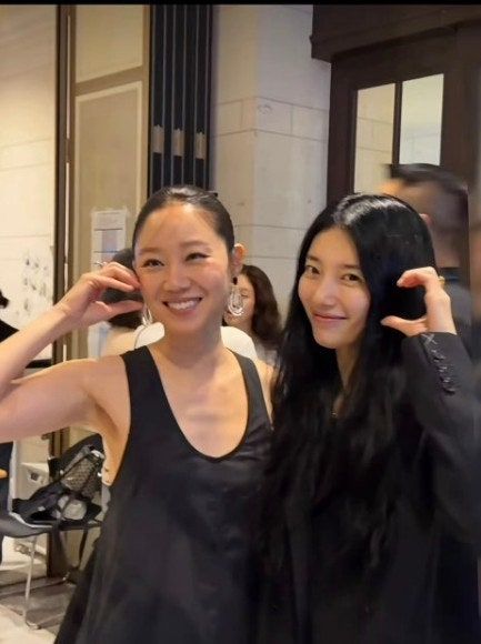 수지 옆에서도 안 밀렸다…40대 공효진, 330만원 올블랙 미니드레스 패션