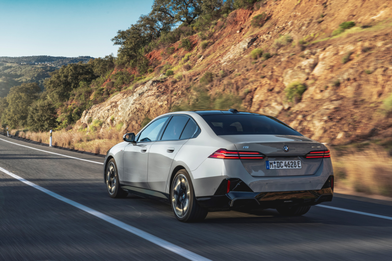 '가격 보고 두 번 확인했다'. 2026 신형 BMW i5 M60 xDrive 페이스리프트 가격표 살펴본 이유