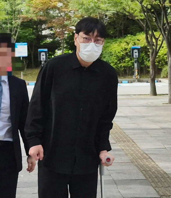 '불법<b>도박</b>·음주운전' <b>이진호</b>, 목발 짚고 법원 출석…검찰, 징역 2년 ....