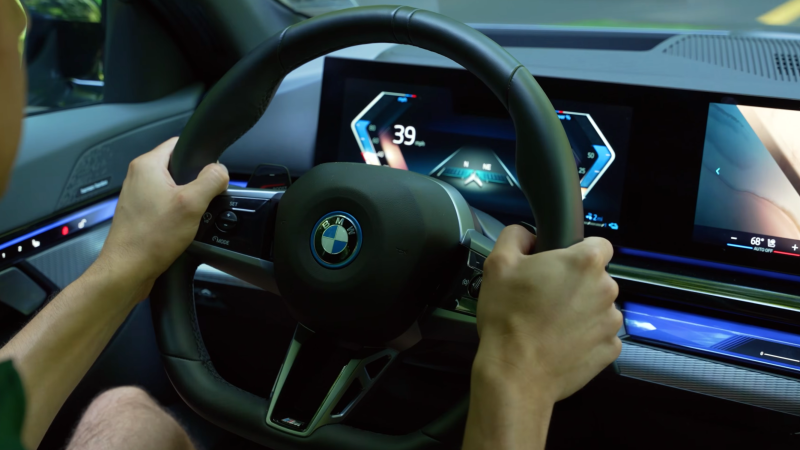 "연비가 15.9km/L라고?" 2026 BMW 5시리즈 플러그인 하이브리드 (530e, 550e)
