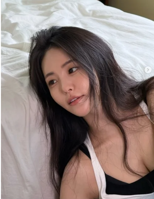 '브브걸 출신' 유정, 화이트 셔츠 하나로 완성한 청순 글래머... 여친미 폭발!