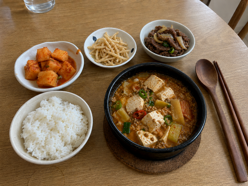 두부 듬뿍 청국장찌개 끓이는 법 구수하고 진한 집밥 레시피