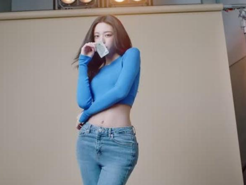 “충성!” ITZY 유나가 진짜 군인이 됐다? 신한 나라사랑카드 광고가 재밌는 이유