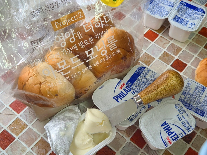 필라델피아 크림치즈 플레인 미니 프로젝트H 아몬드 모닝롤 내돈내산 후기