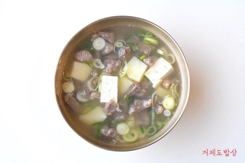 맑은 소고기국에 감자 넣어도 맛있어요. 맑은소고기감자국