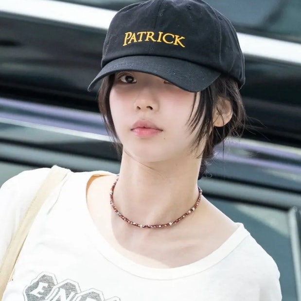 목 늘어난 티셔츠를 입어도 힙해보이는 카리나 힘 뺀 공항룩