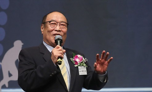 '한국프로야구 유일한 4할타자' <b>백인천</b> 전 감독, <b>뇌경색 악화</b>로 별세