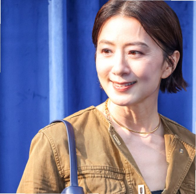 60대 김희애 패션 왜 화제일까? 페라가모 카라백 코디와 단발 변신 포인트