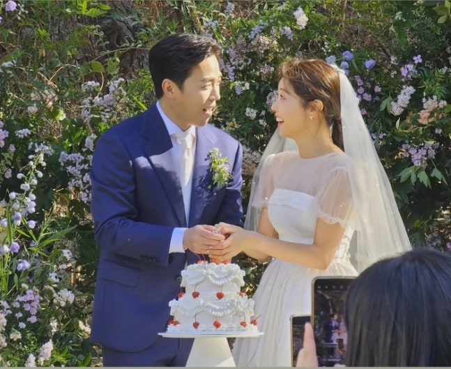 <b>이동하</b>, <b>소진</b>과 <b>초절약 결혼</b> 직접 만든 청첩장·30만원대 드레스