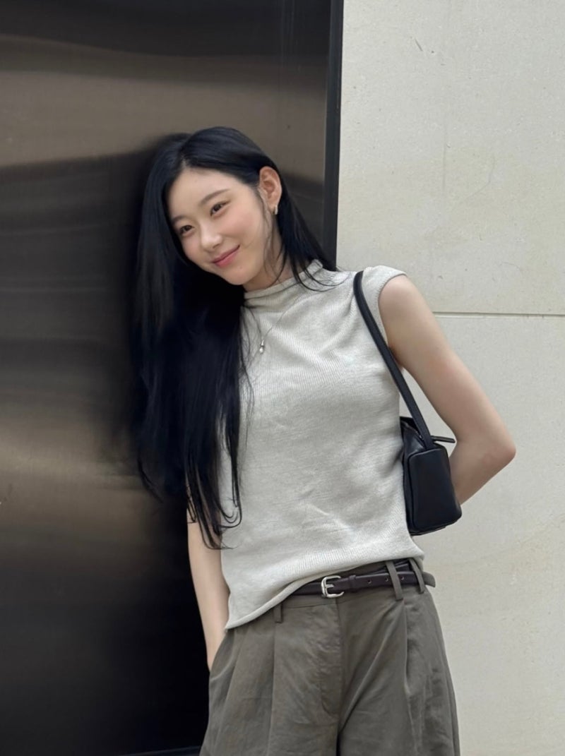 있지 채령 인스타 패션 옷 바지 시계 니트 정보 직장인룩 페미닌룩