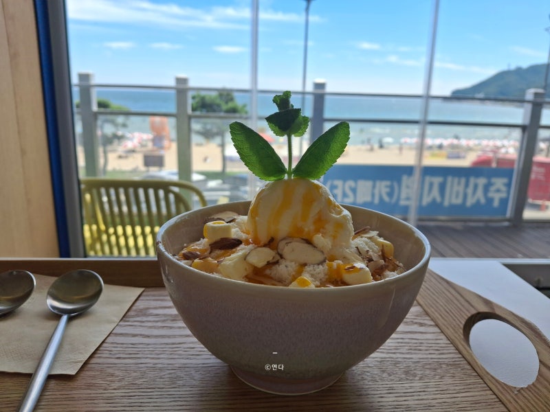 부산 송정 오션뷰 카페 카페1911 | 송정해수욕장 오션뷰 망고눈꽃빙수 후기